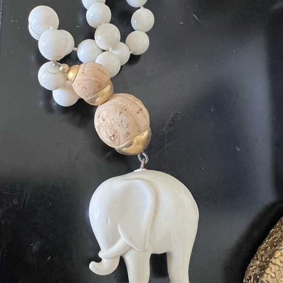 Vintage elephant & cork necklace - Picture 8 of 8